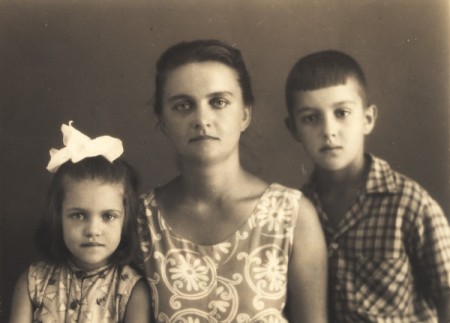 И.М. Сагалаева с дочерью Анной и сыном Андреем. Новосибирск